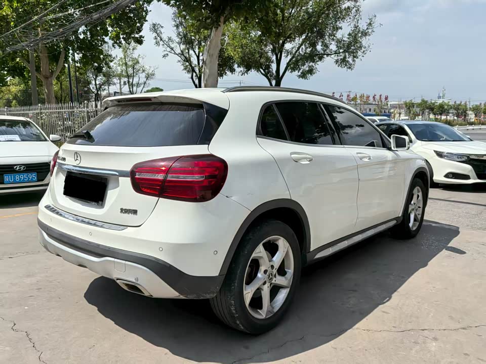 Mercedes-Benz GLA Mercedes-Benz GLA
