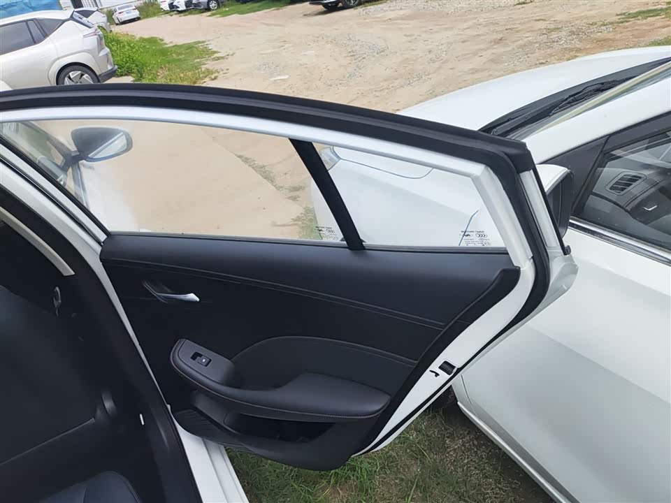 Roewe i5
