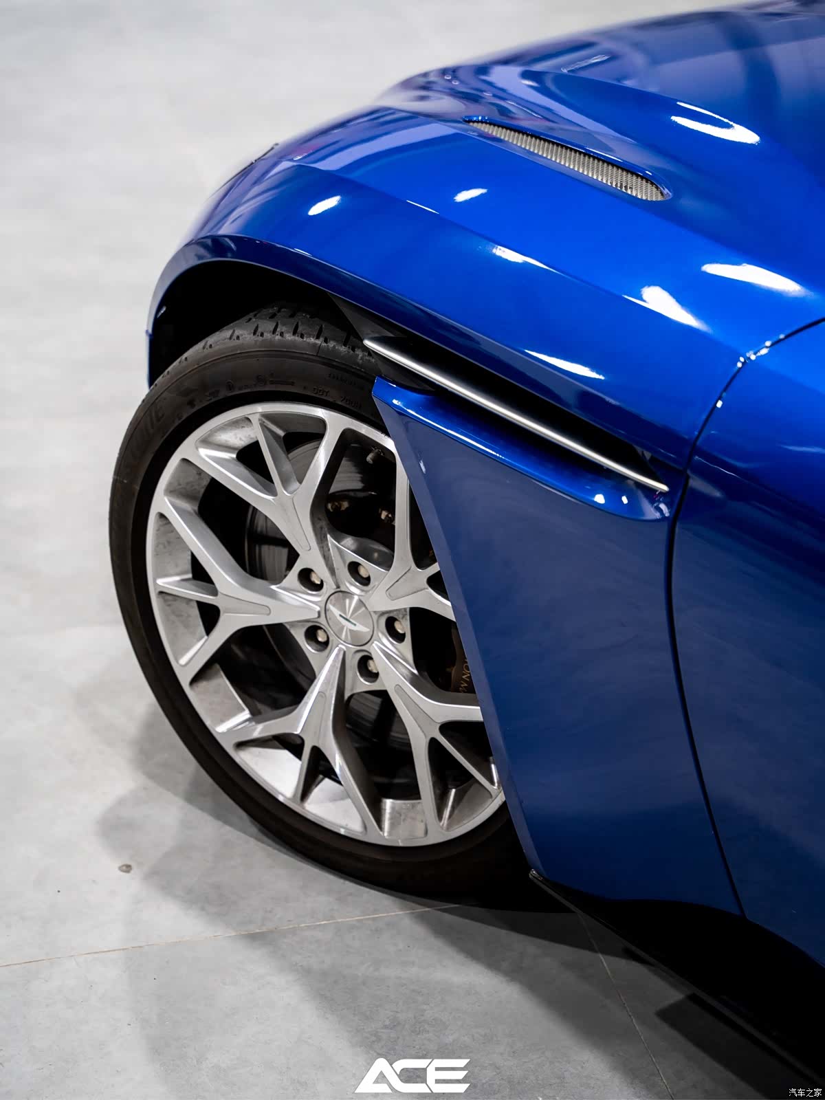 Aston Martin DB11, 2019 все фото