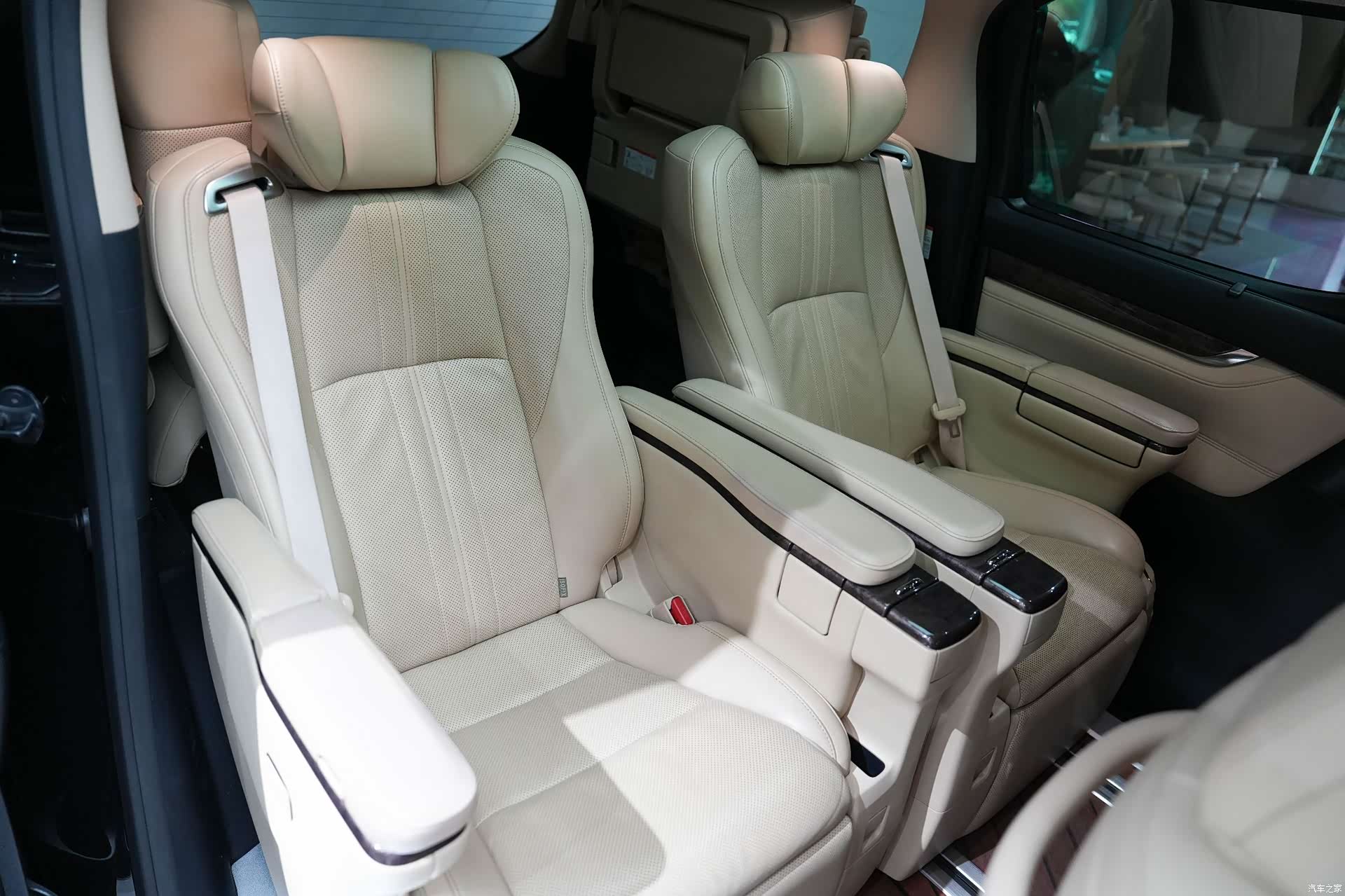 Toyota Alphard, 2018 11