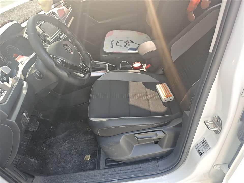 Volkswagen T-ROC exploring Songs