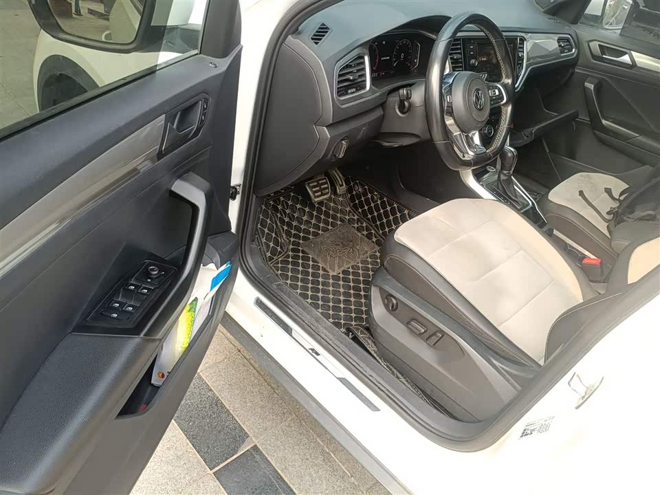 Volkswagen T-ROC exploring Songs