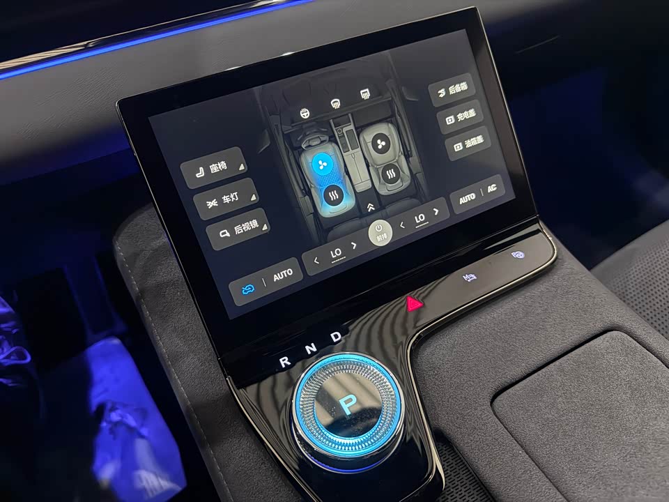 VOYAH Lantu chasing light