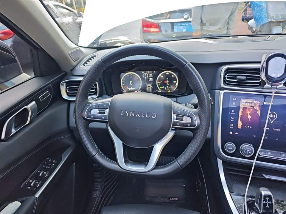 Lynk & Co 01 EM-P