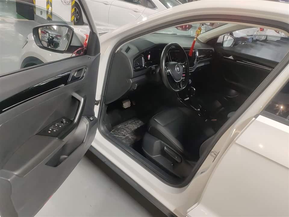 Volkswagen T-ROC exploring Songs