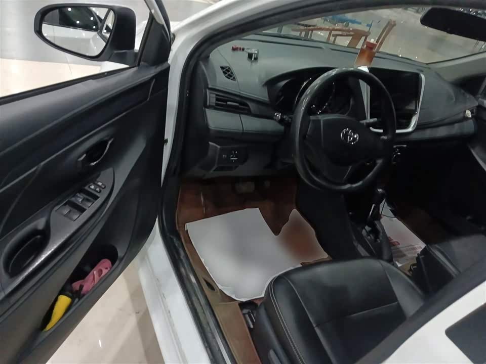 Toyota YARiS L to enjoy