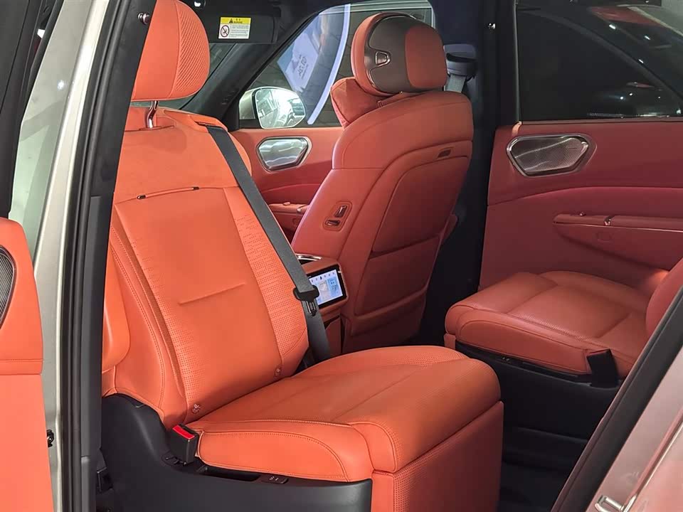 Lynk & Co 900