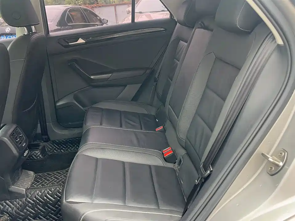 Volkswagen T-ROC exploring Songs