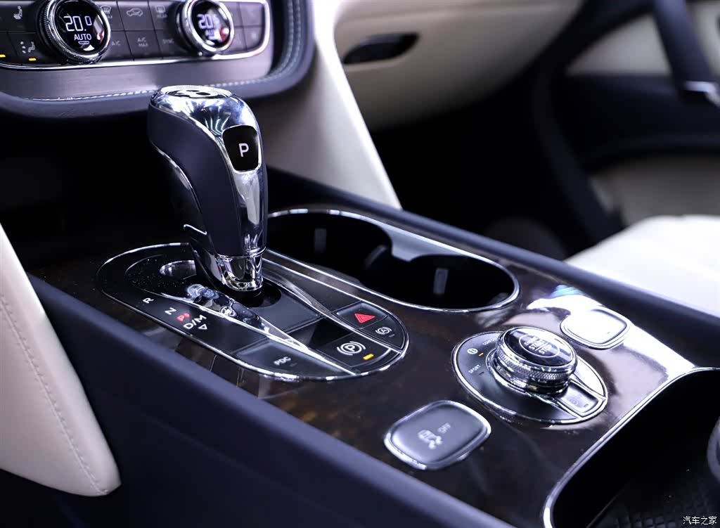 Bentley Bentayga, 2018 8