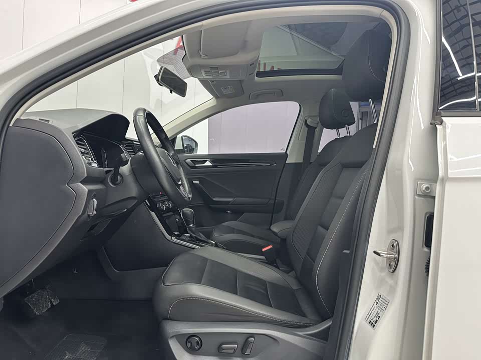 Volkswagen T-ROC exploring Songs