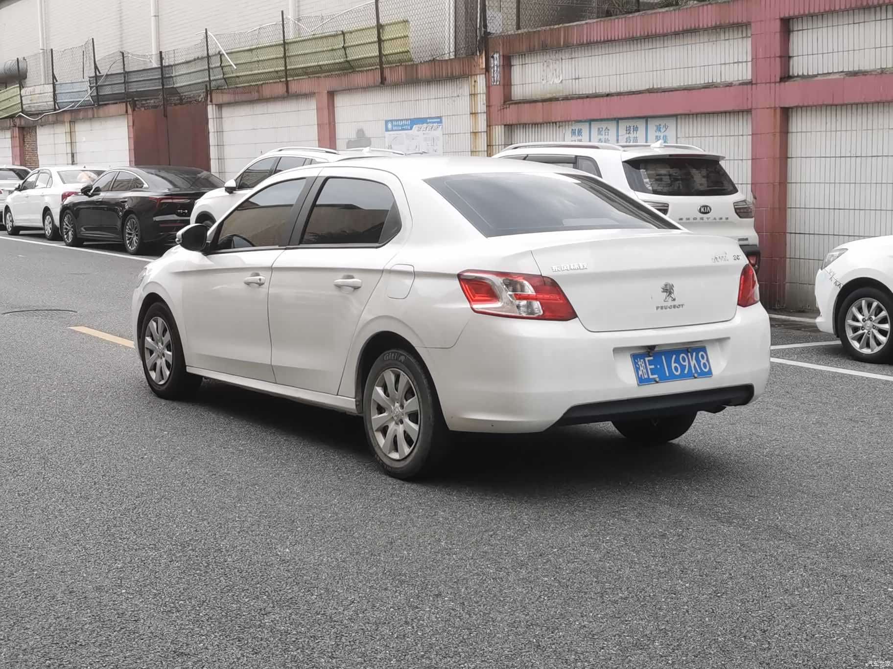Peugeot 301, 2016 все фото