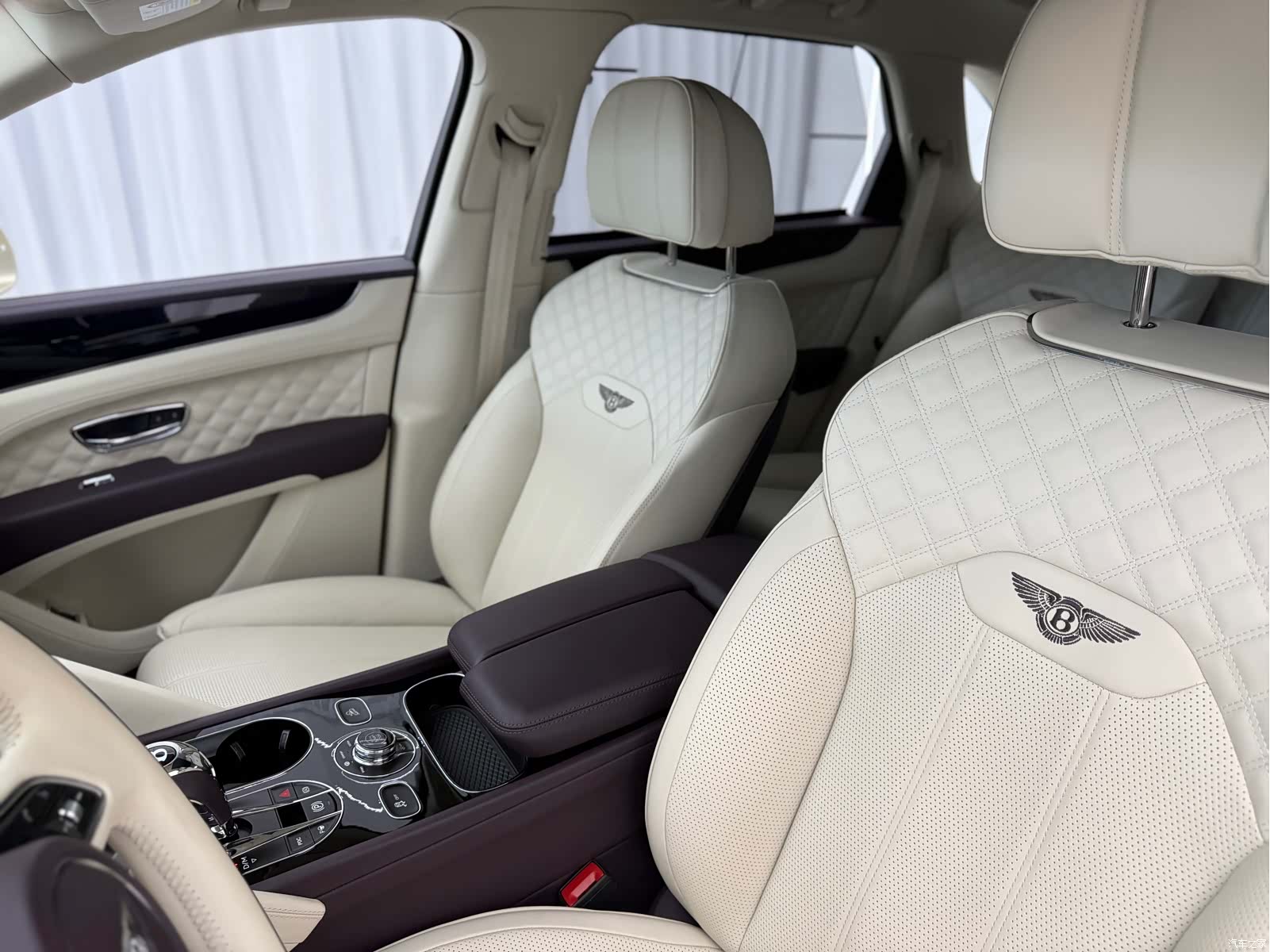 Bentley Bentayga, 2022 8