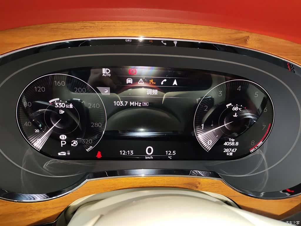 Bentley Bentayga, 2022 13
