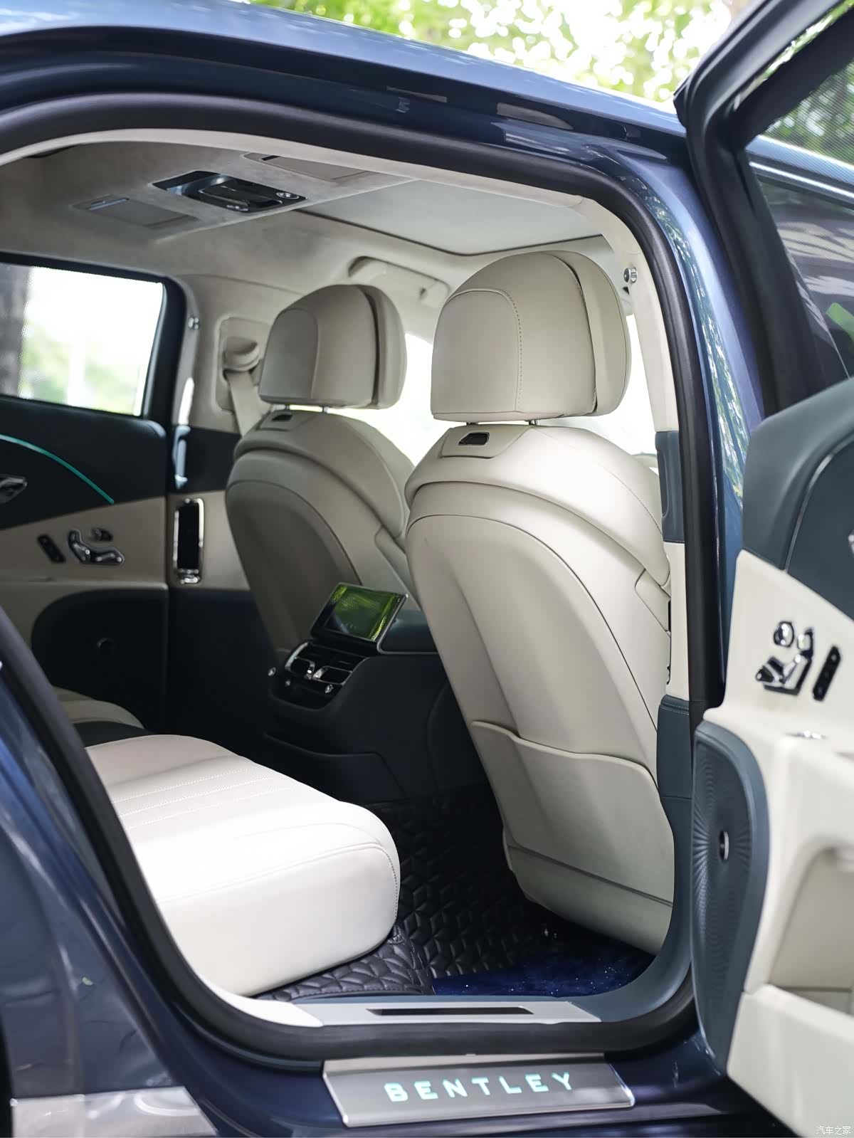 Bentley Flying Spur, 2023 14