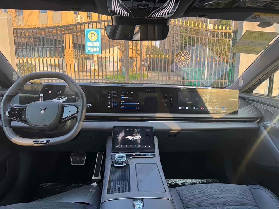 VOYAH Lantu chasing light