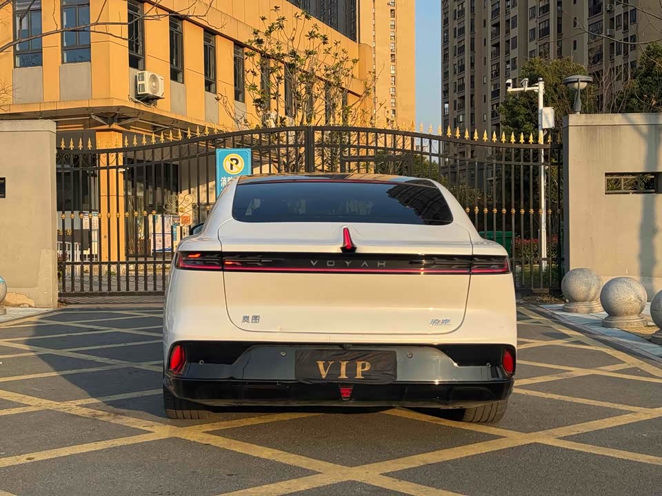 VOYAH Lantu chasing light