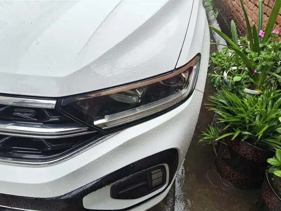 Volkswagen T-ROC exploring Songs