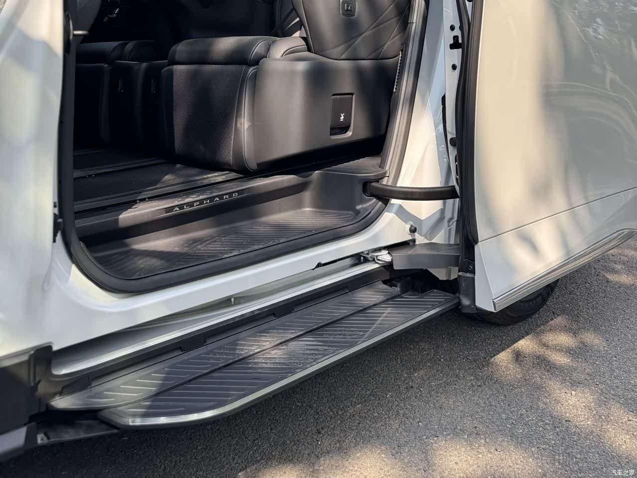 Toyota Alphard, 2025 19