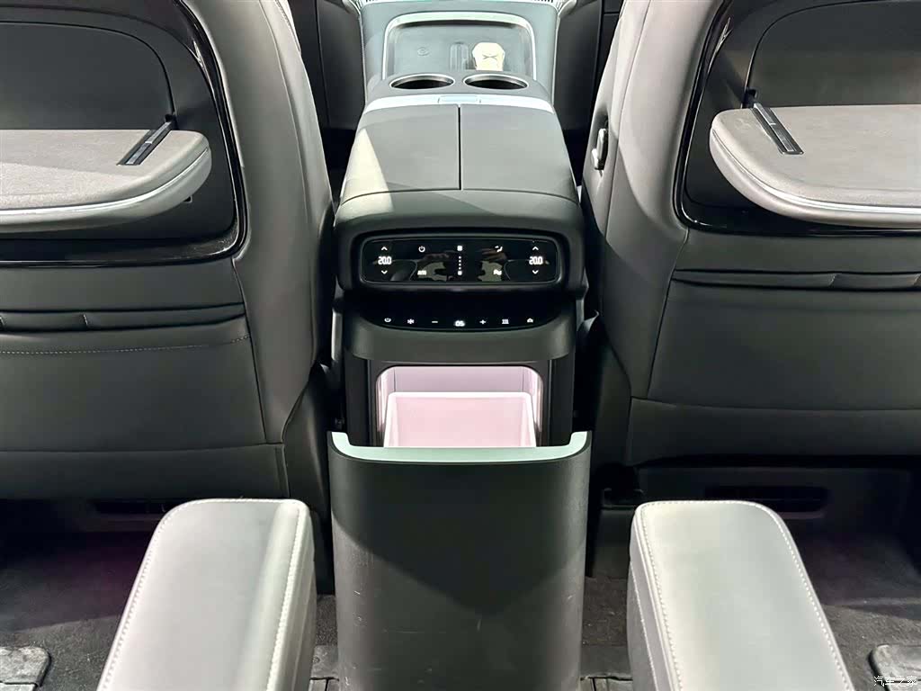 Xpeng X9, 2024 14