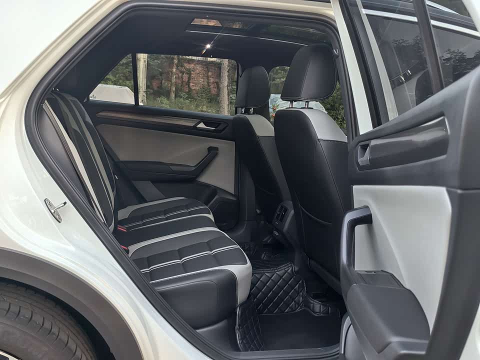 Volkswagen T-ROC exploring Songs