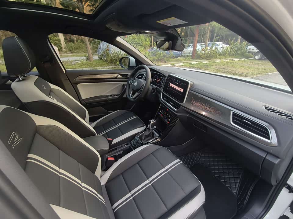 Volkswagen T-ROC exploring Songs