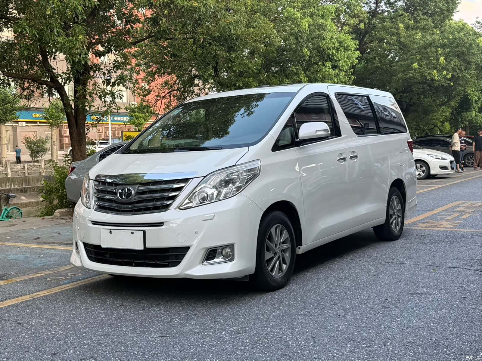Toyota Alphard, 2012 4