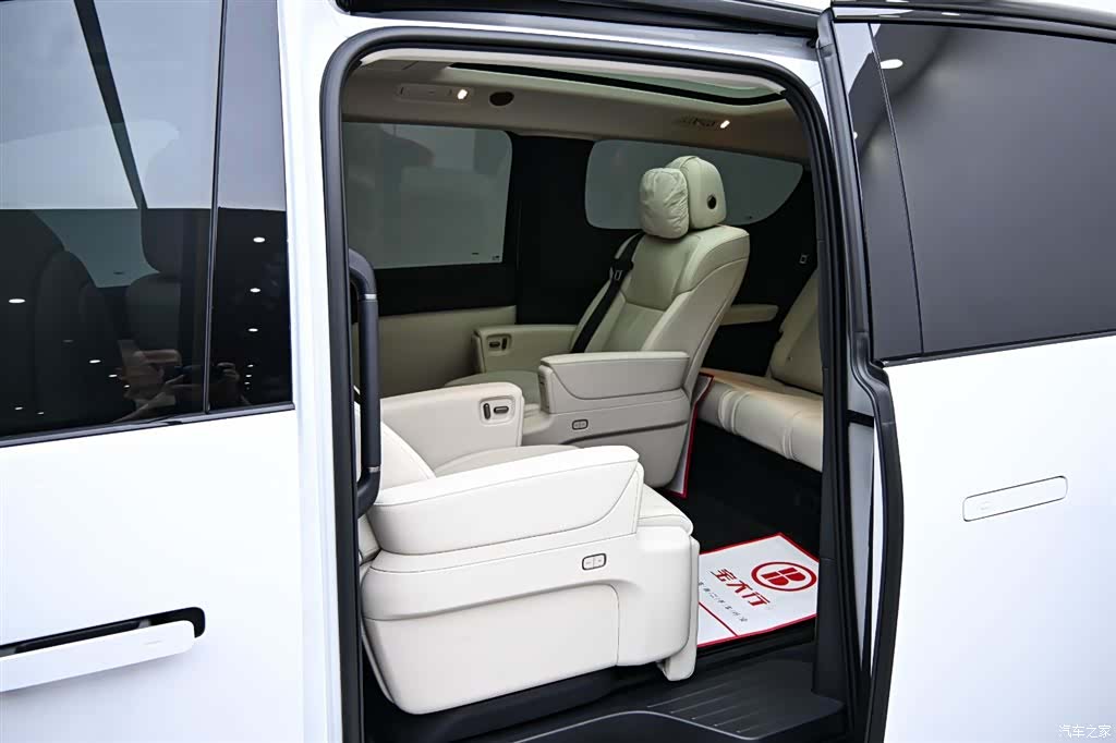 Li Auto MEGA, 2025 14