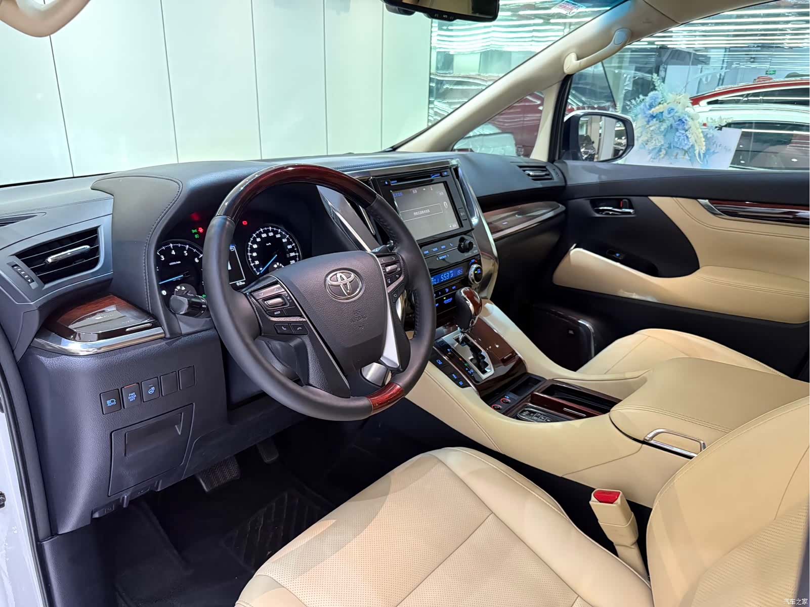 Toyota Alphard, 2015 4