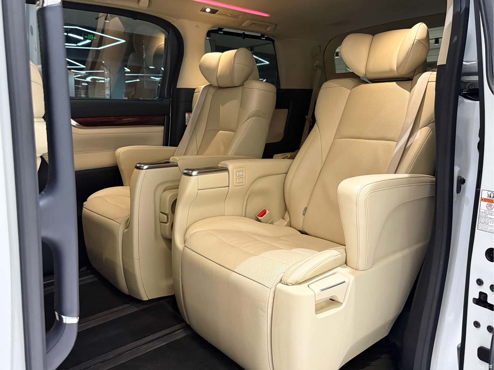 Toyota Alphard, 2015 8