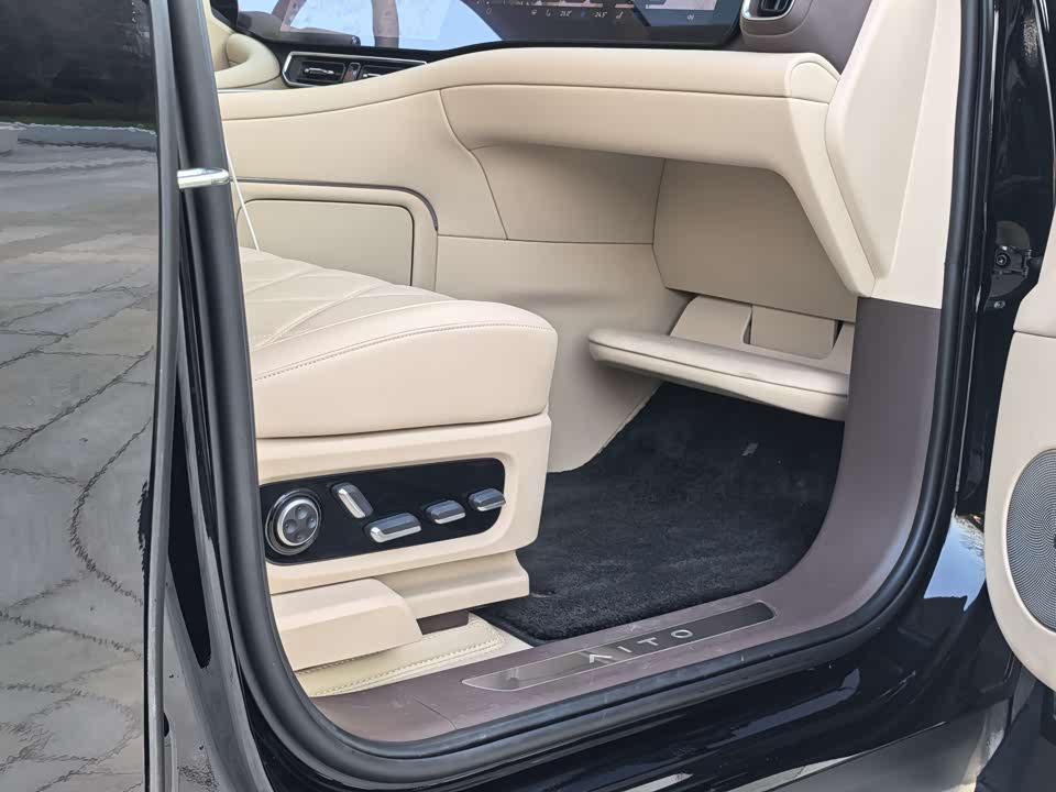 AITO Ask the world M9