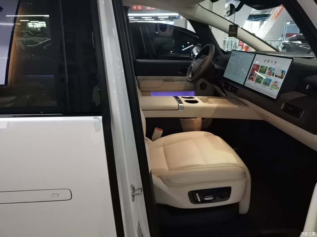 Li Auto MEGA, 2025 25