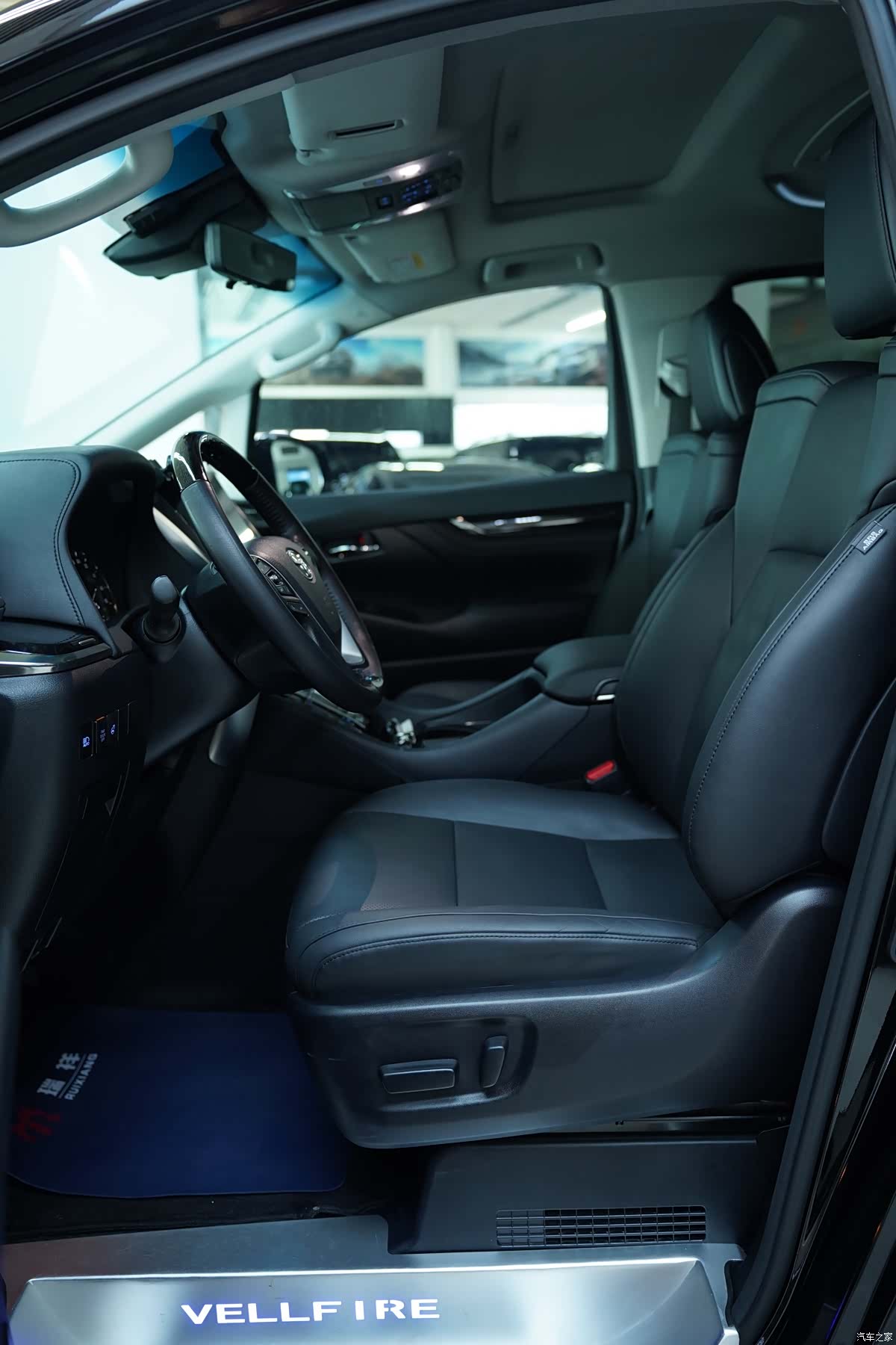 Toyota Vellfire, 2022 3