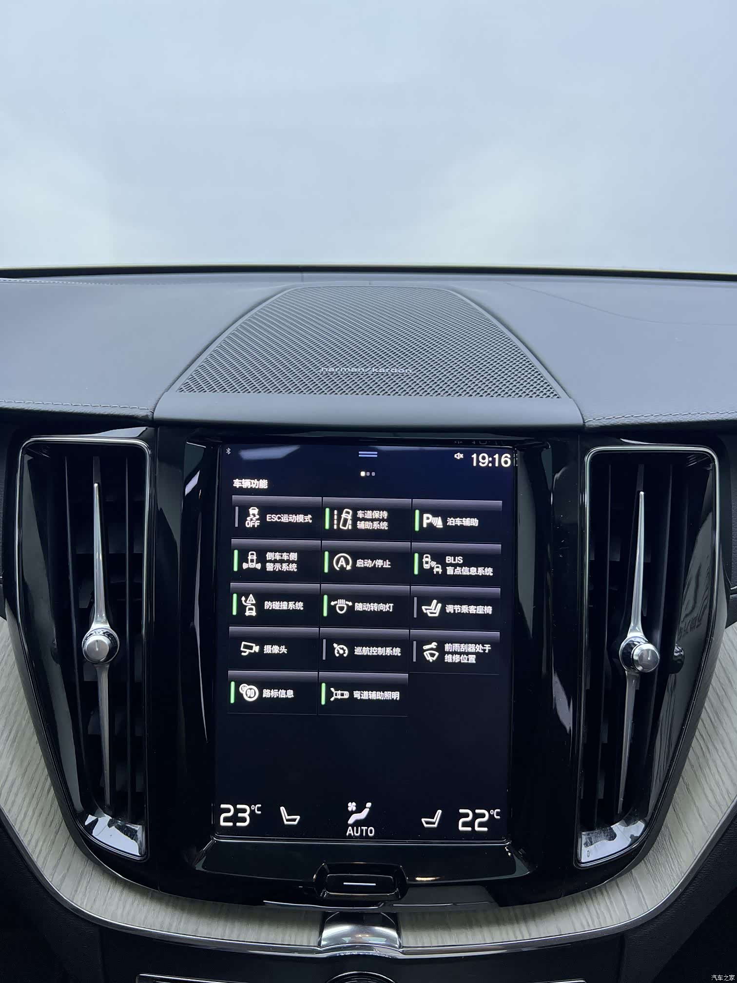 Volvo XC60, 2019 все фото