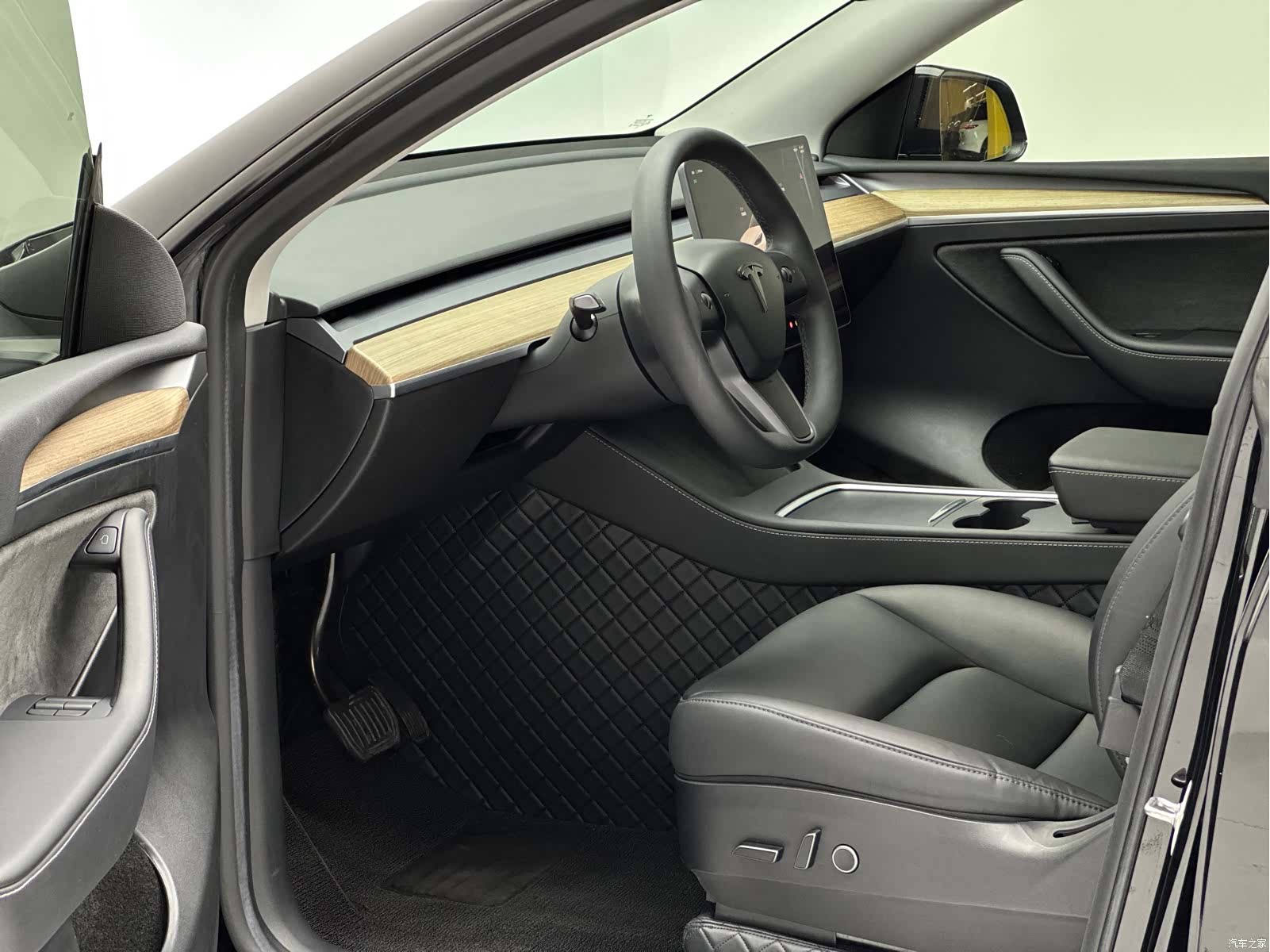 Tesla Model Y, 2023 13