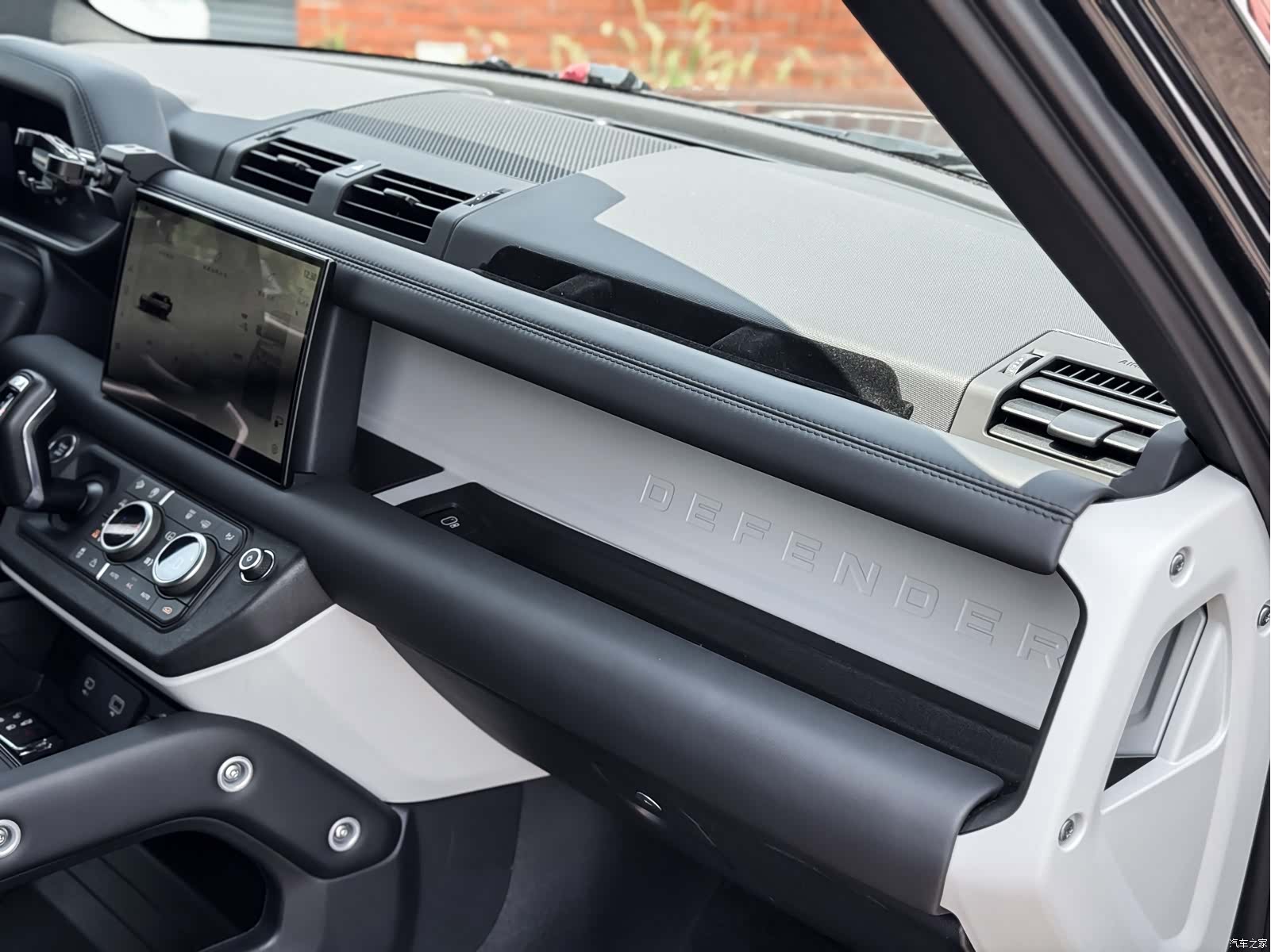 Land Rover Defender, 2024 8