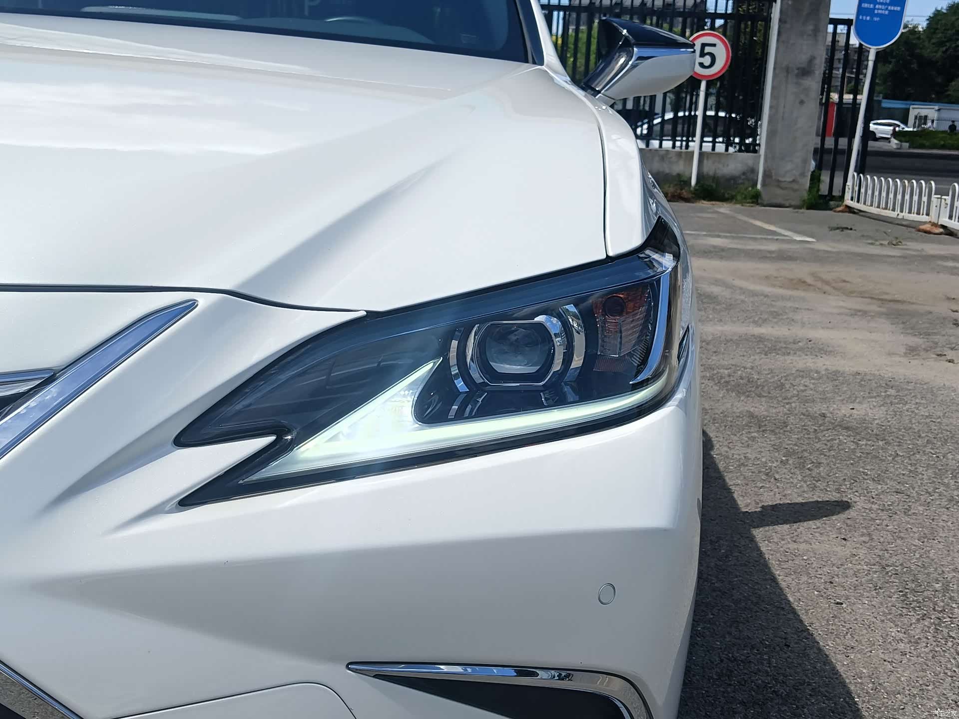 Lexus ES, 2022 3