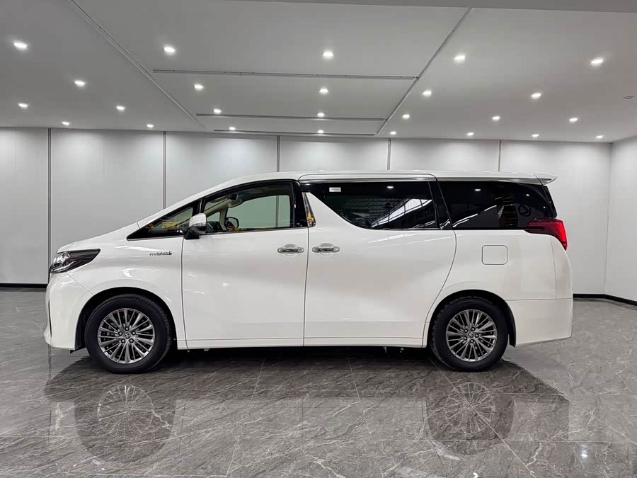 Toyota Alphard 2023, фото 6