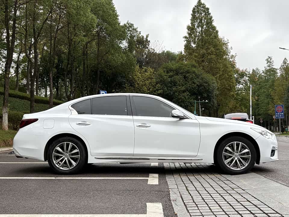 Infiniti Q50L