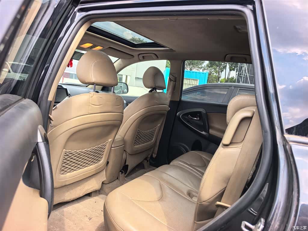 Toyota RAV4, 2011 8