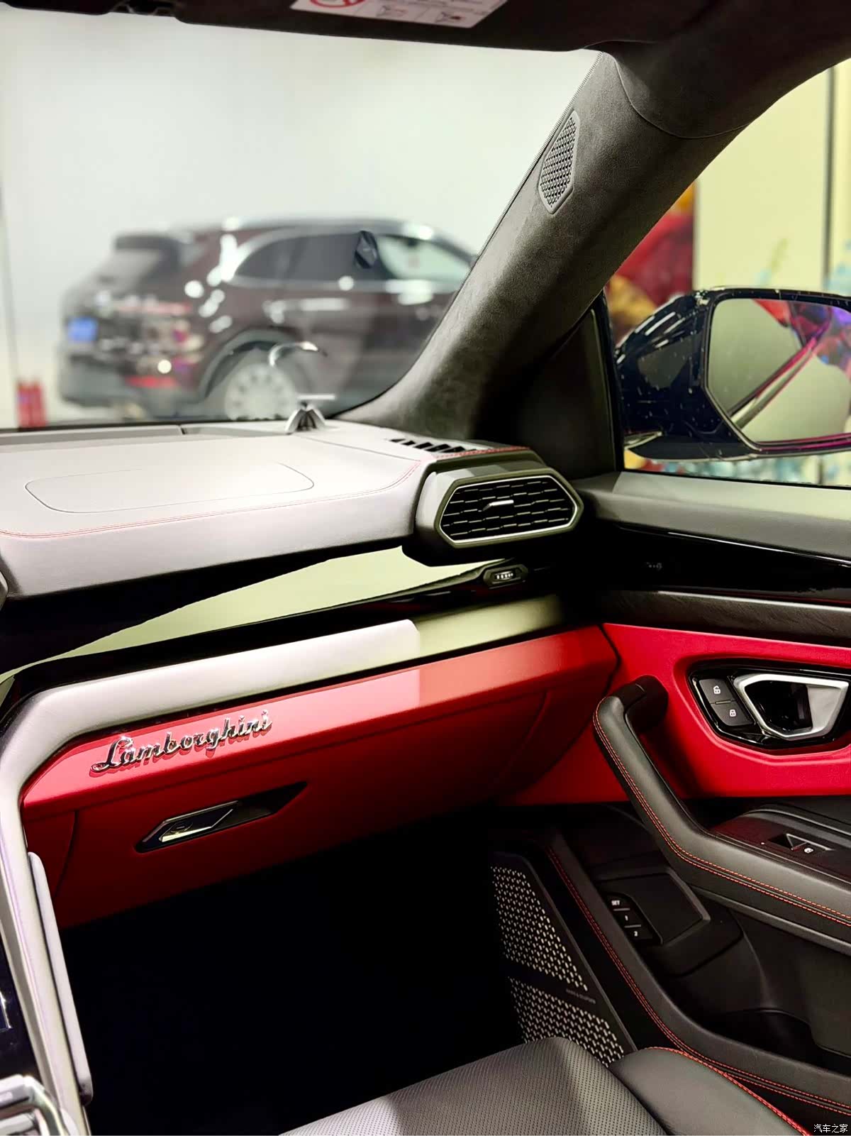 Lamborghini Urus, 2024 9
