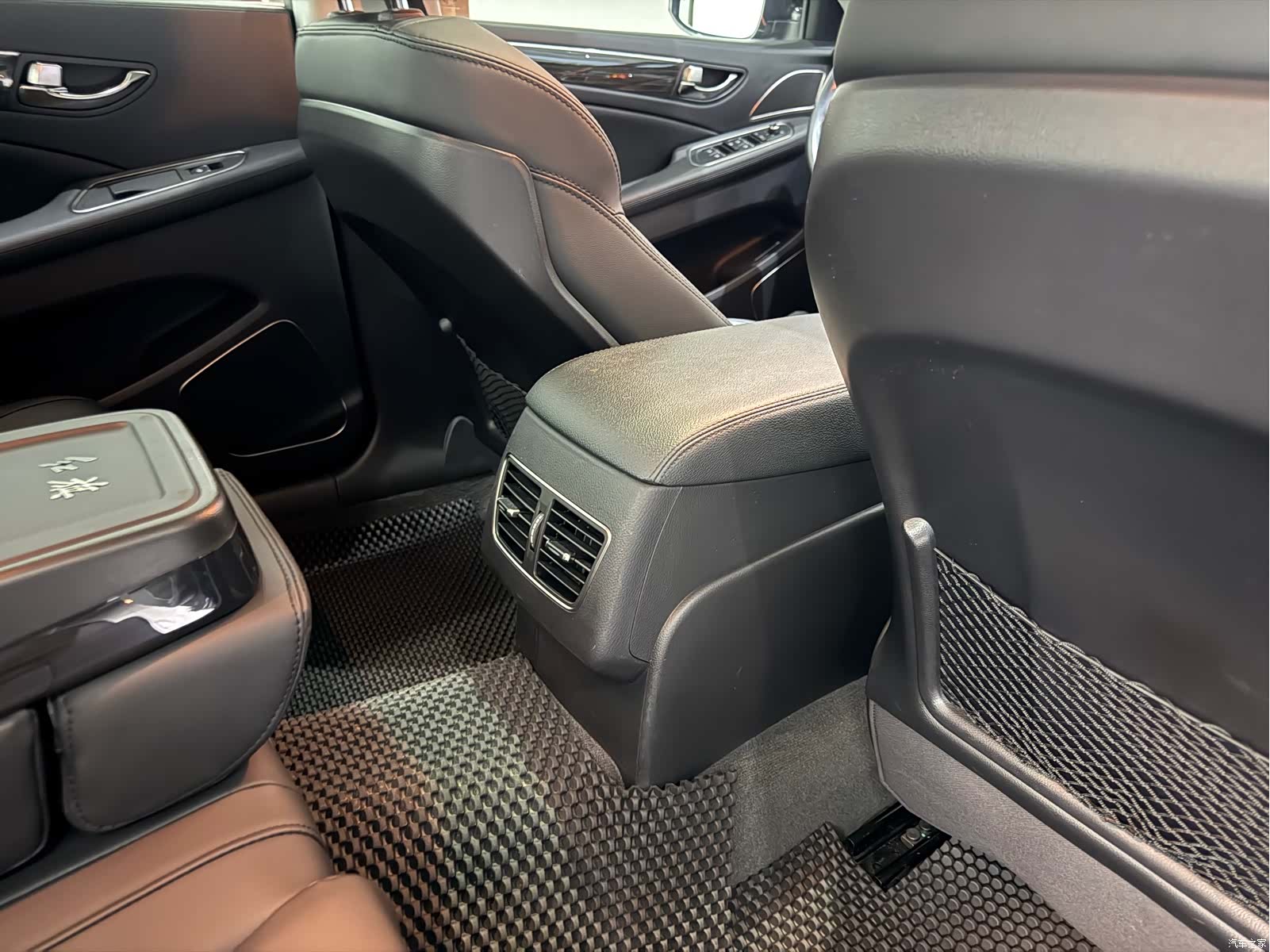 Hongqi H7, 2018 10