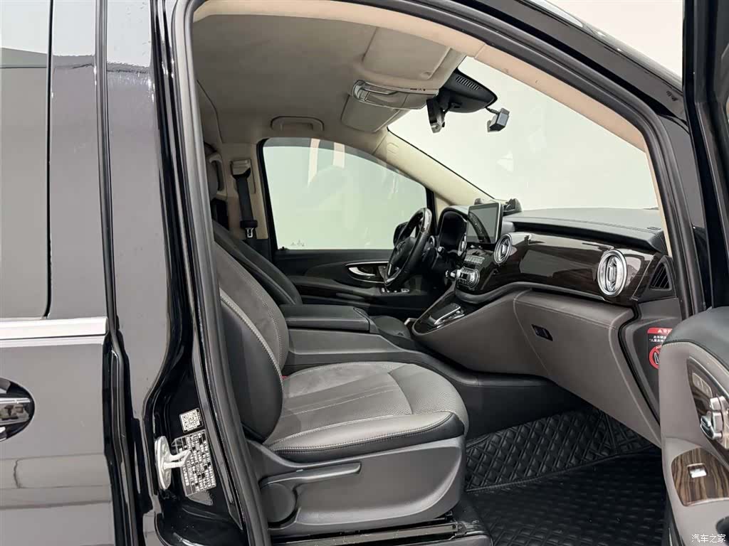 Mercedes-Benz 7, 2020 19
