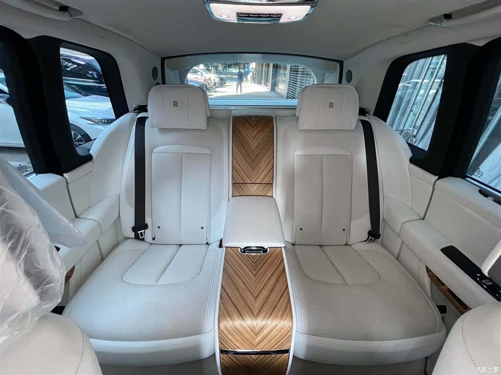 Rolls-Royce Cullinan, 2025 24