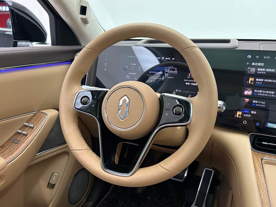 AITO Ask the world M8