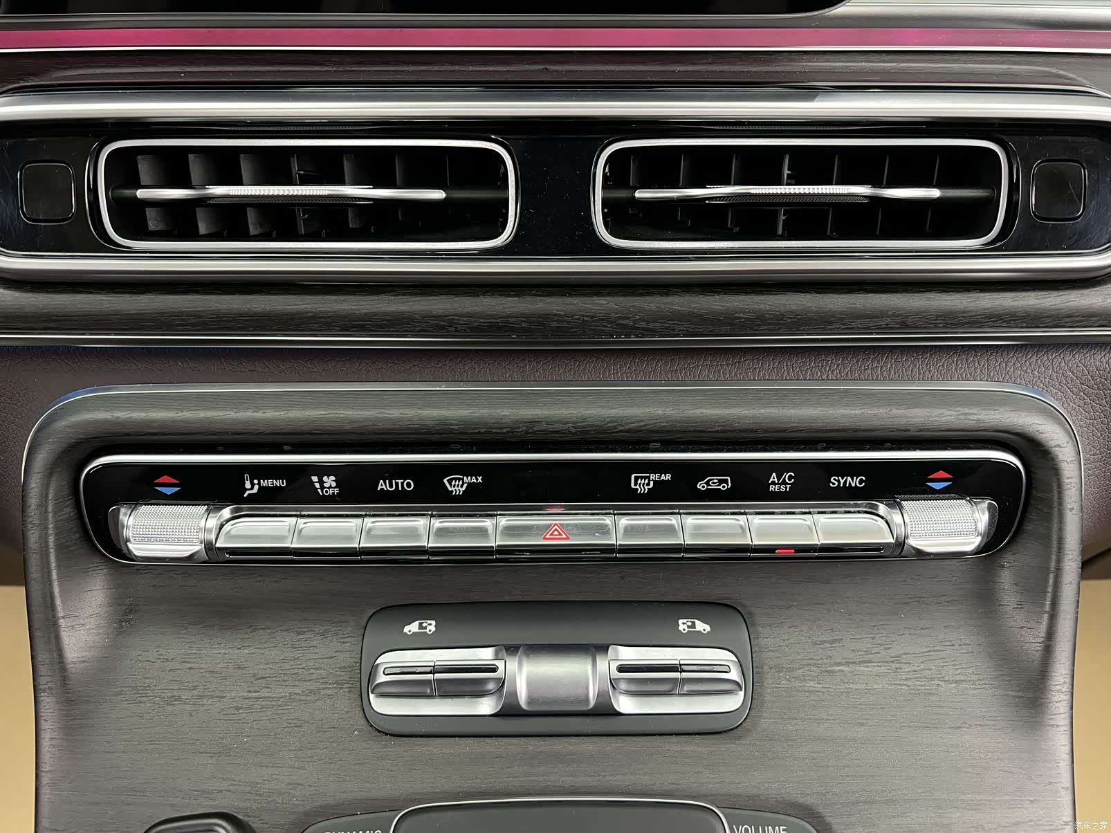 Mercedes-Benz V-Class, 2025 27