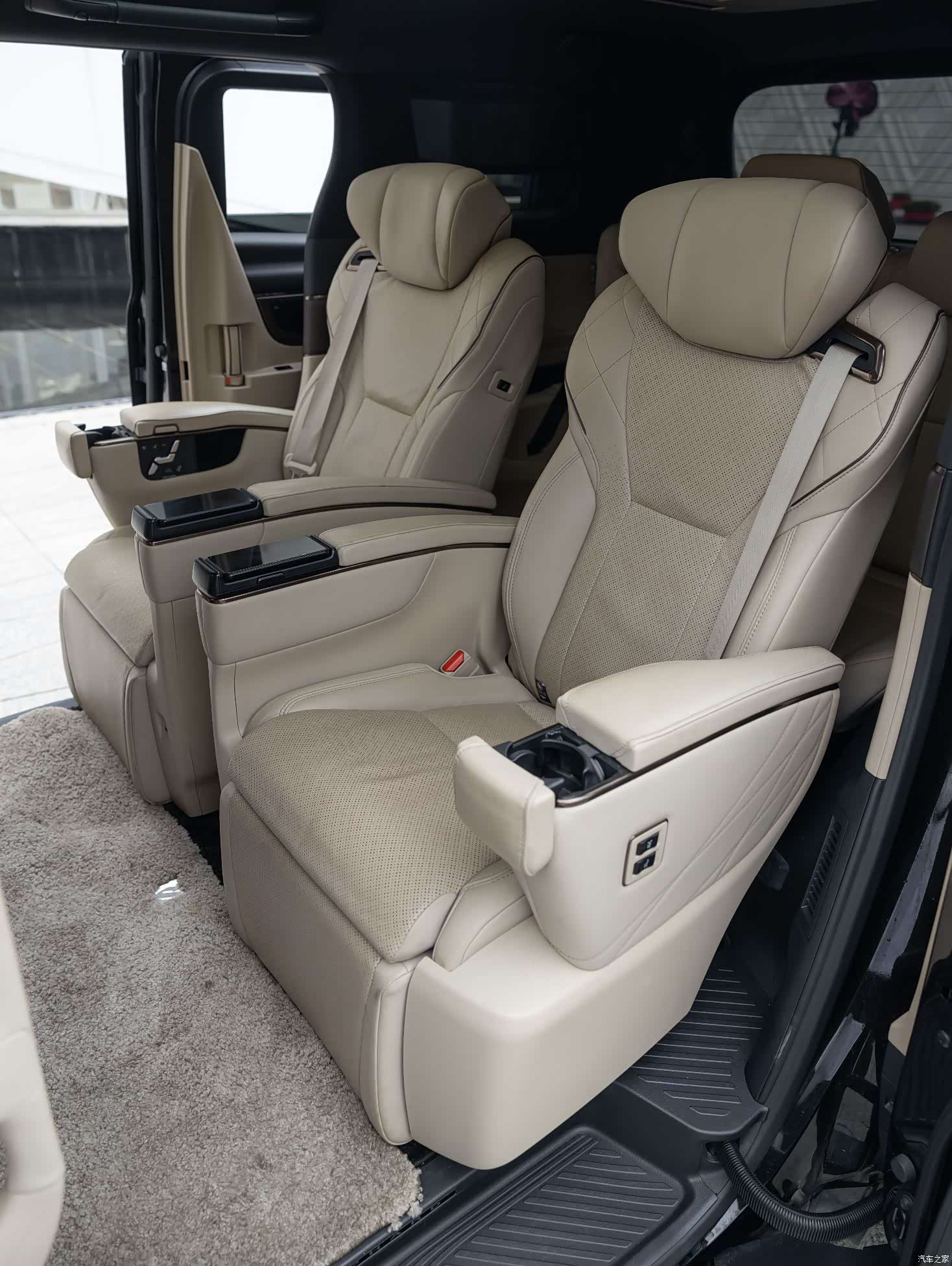 Toyota Alphard, 2024 18