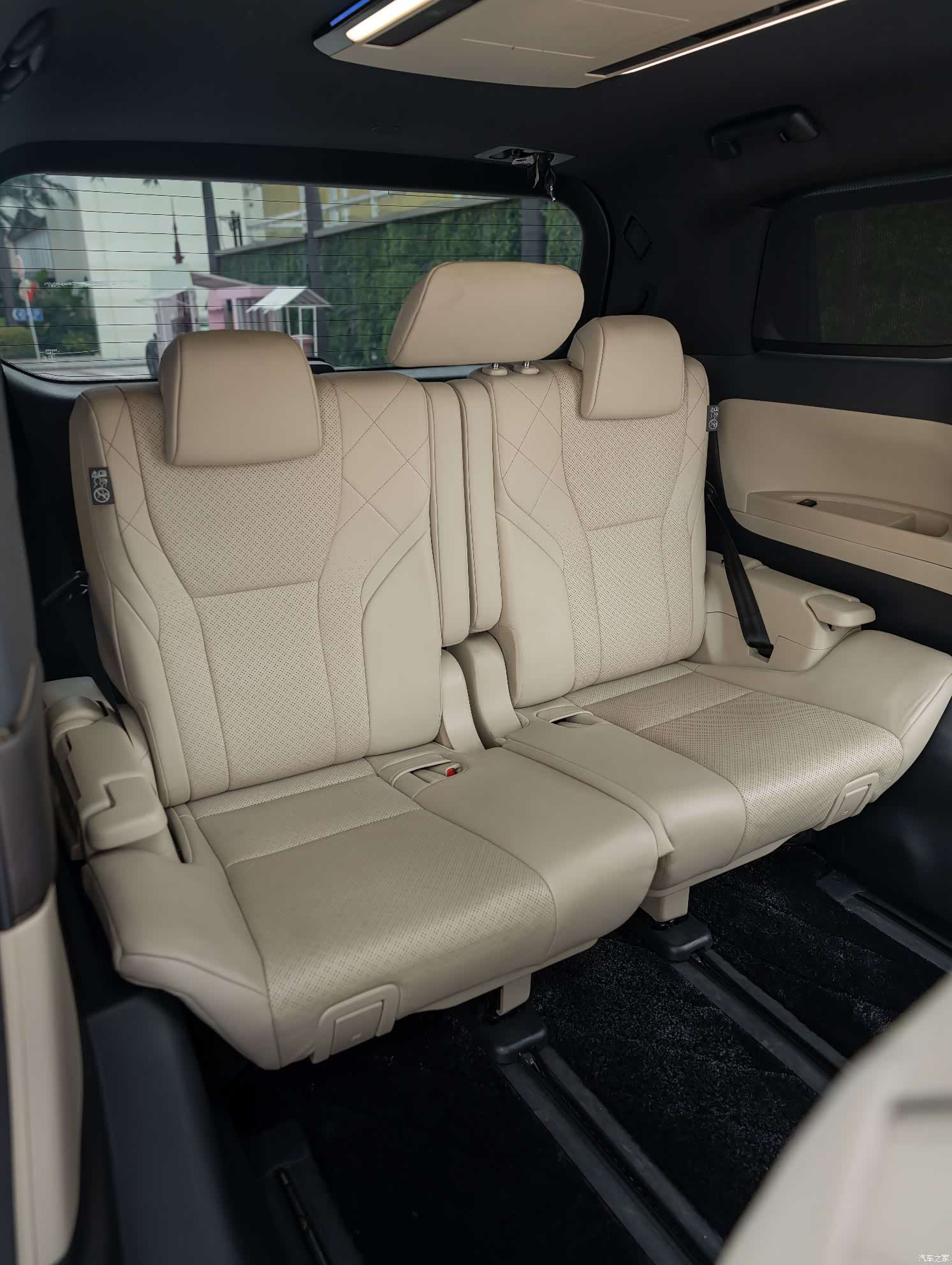 Toyota Alphard, 2024 22