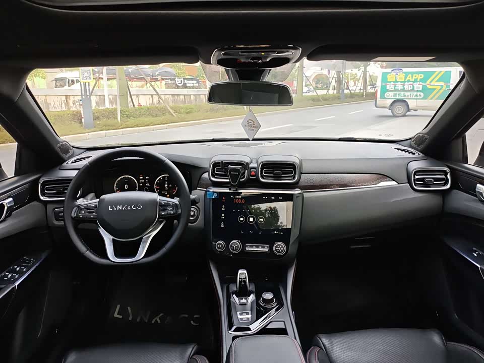 Lynk & Co 03