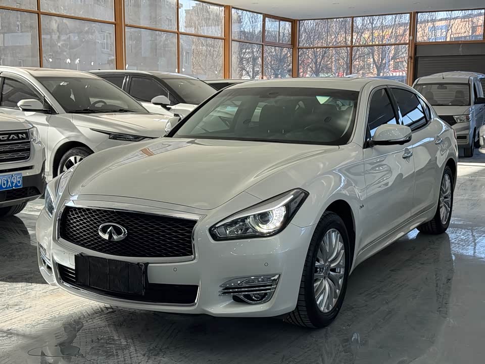 Infiniti Q70