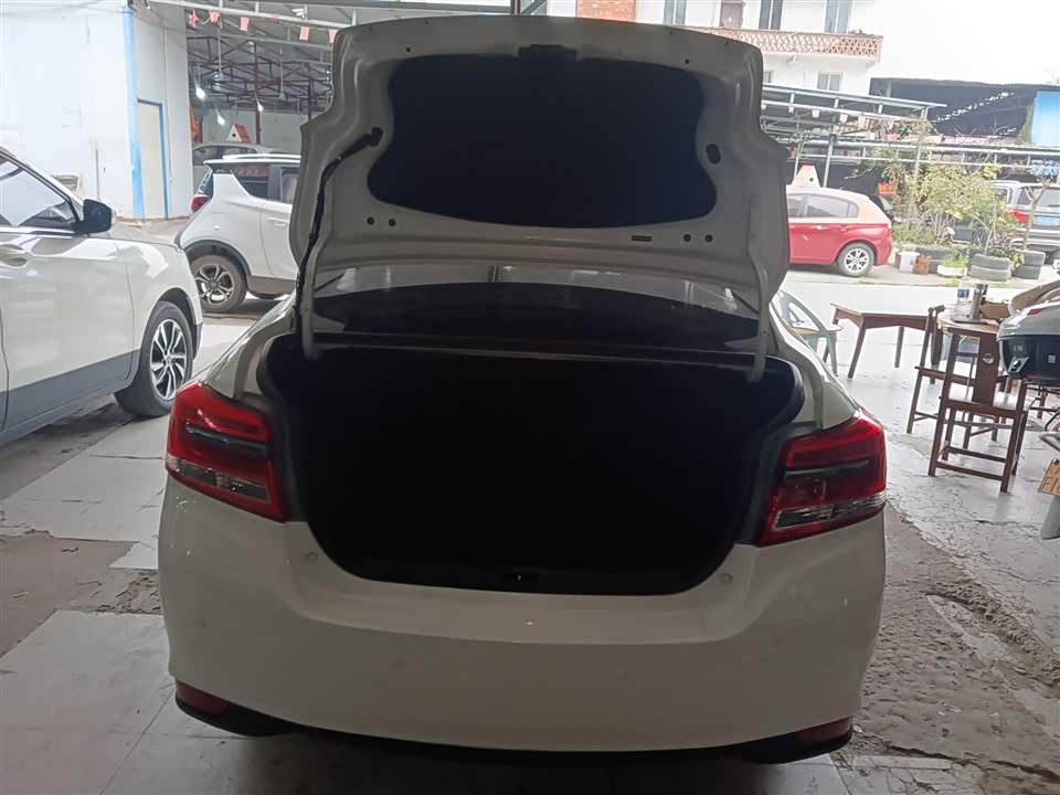 Toyota YARiS L to enjoy